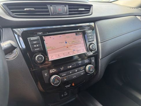 Used 2018 Nissan Rogue SV w/ Premium Package image 21