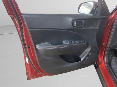 Used 2025 Hyundai Venue Limited image 13