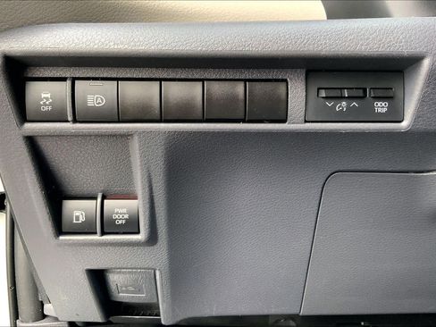 Used 2022 Toyota Sienna XLE image 39