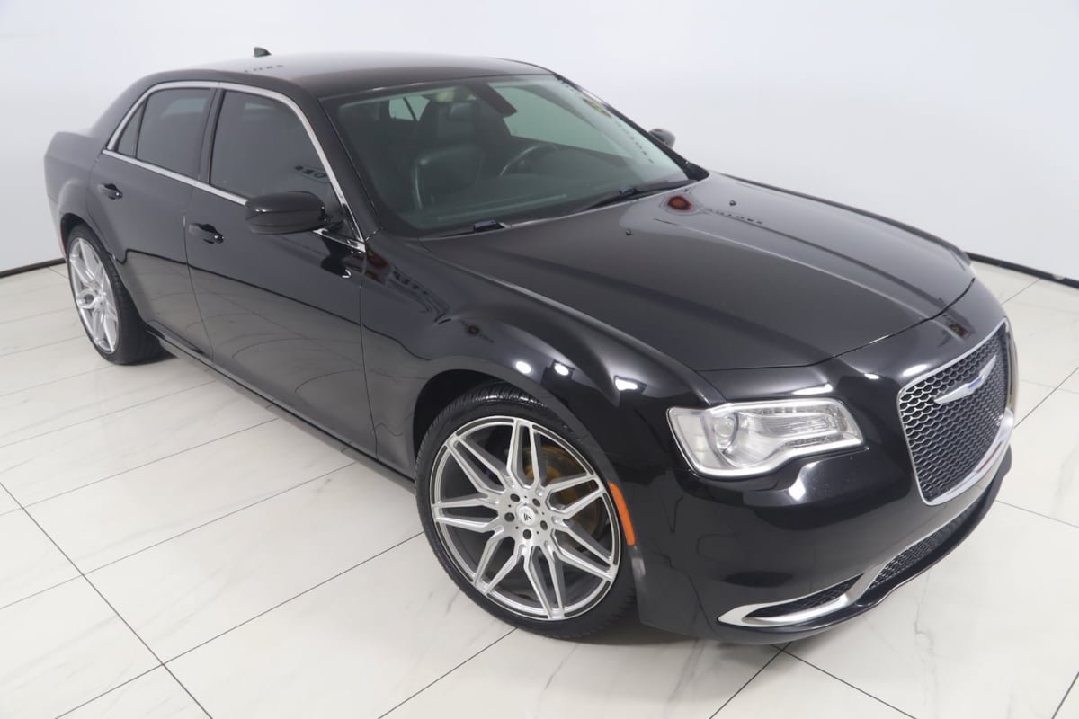 Used 2015 Chrysler 300 Limited RWD image 14