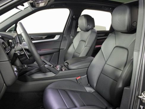 Certified 2025 Porsche Cayenne image 5