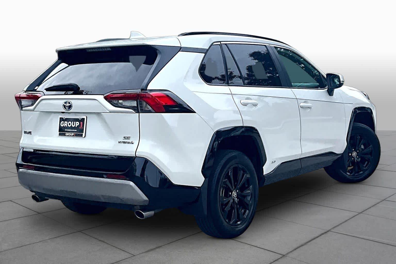 Used 2022 Toyota RAV4 SE w/ Convenience Package AWD/4WD image 13