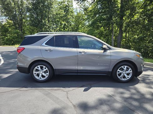 Used 2018 Chevrolet Equinox LT FWD image 2