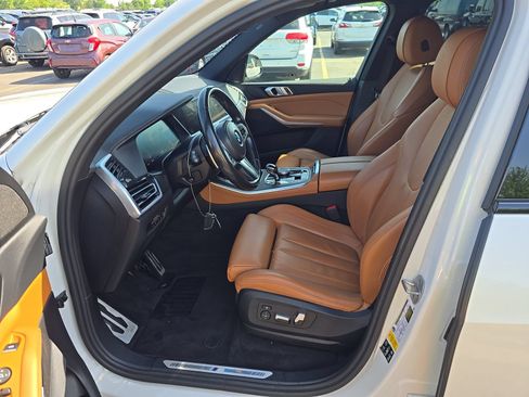 Used 2022 BMW X5 xDrive40i w/ M Sport Package AWD/4WD image 3