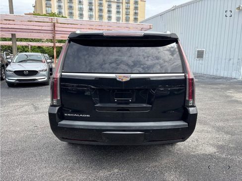 Used 2018 Cadillac Escalade 2WD image 3