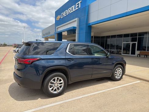 Used 2023 Chevrolet Traverse LS FWD image 2