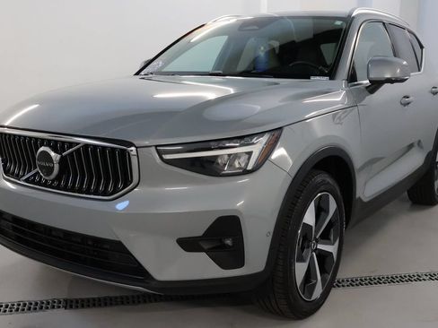 Used 2024 Volvo XC40 B5 Plus AWD/4WD image 3