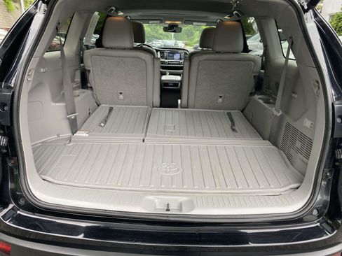 Used 2019 Toyota Highlander XLE AWD/4WD image 29