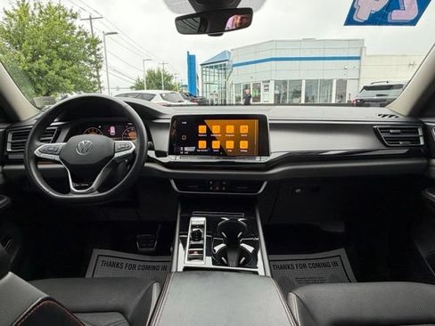 Used 2024 Volkswagen Atlas Peak Edition SE AWD/4WD image 4