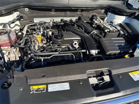 Certified 2023 Volkswagen Taos SE w/ Panoramic Sunroof Package image 11