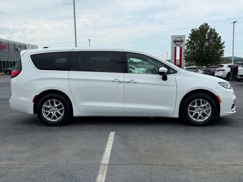 Used 2023 Chrysler Pacifica Touring-L FWD image 4