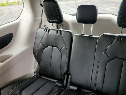 Used 2024 Chrysler Pacifica Touring-L FWD image 15