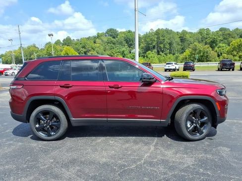 Used 2024 Jeep Grand Cherokee Limited w/ Black Appearance Package AWD/4WD image 2