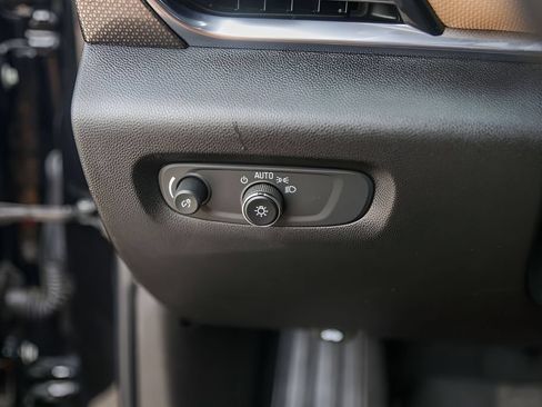 Used 2022 Chevrolet Traverse Premier FWD image 15