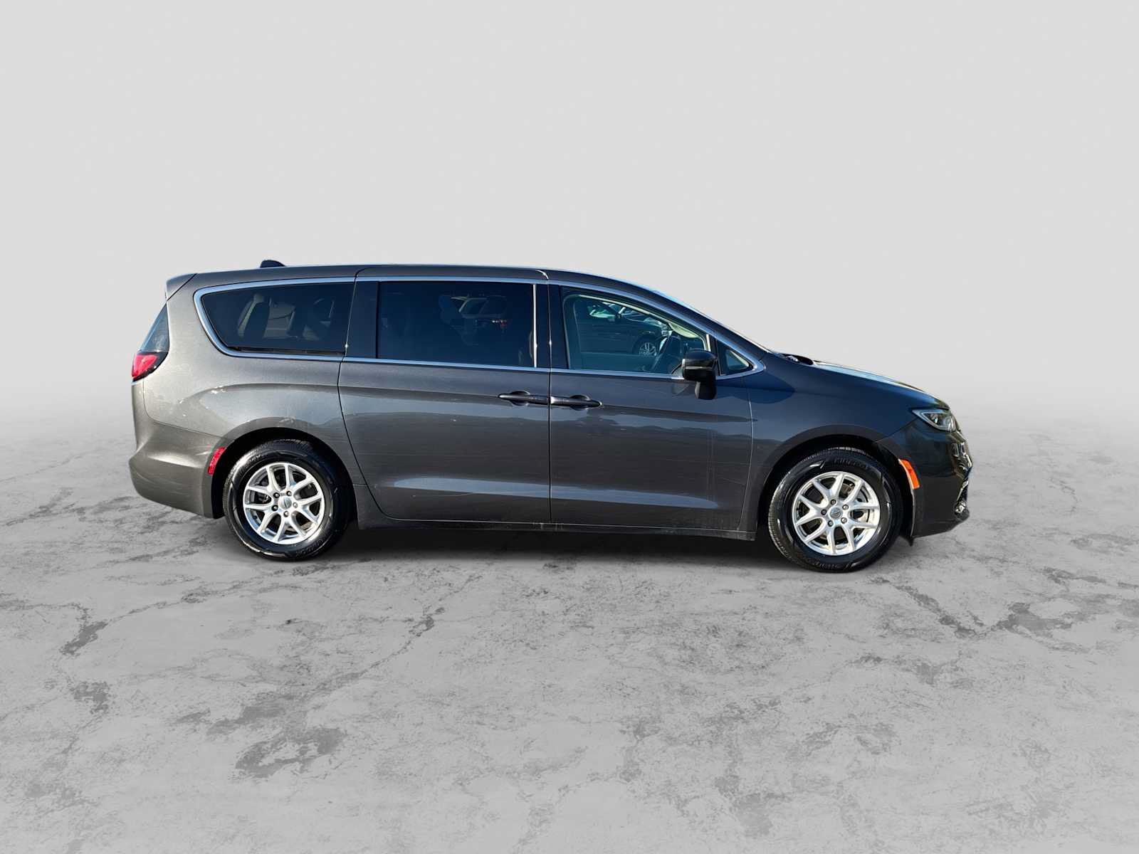 Used 2023 Chrysler Pacifica Touring-L FWD image 9
