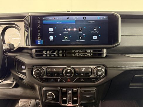 Used 2024 Jeep Wrangler Unlimited Sahara w/ Technology Group AWD/4WD image 19