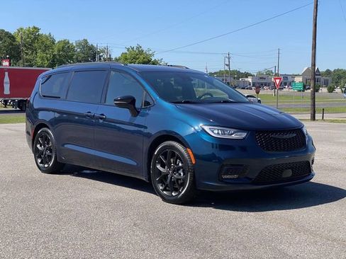 Used 2025 Chrysler Pacifica Limited FWD image 38