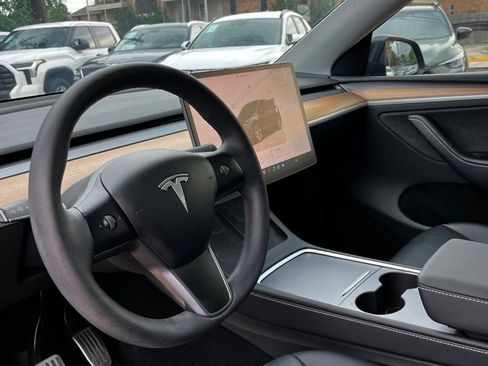Used 2024 Tesla Model Y Long Range AWD/4WD image 18