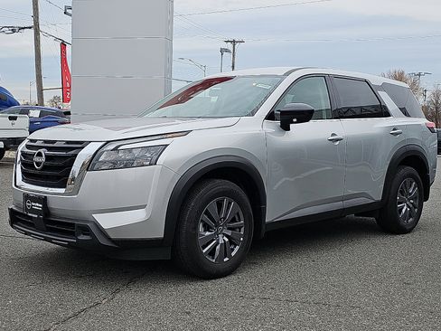 New 2025 Nissan Pathfinder S image 2