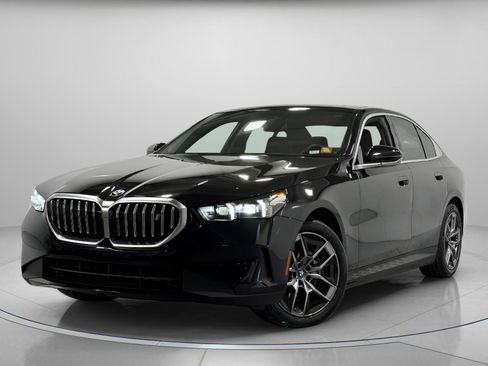 Used 2025 BMW i5 xDrive40 w/ Premium Package image 2