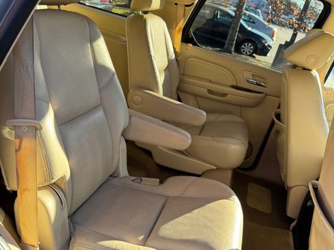 Used 2007 Cadillac Escalade AWD w/ Information Package image 18