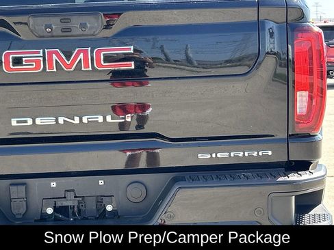 Used 2022 GMC Sierra 3500 Denali w/ Denali Black Diamond Edition image 9