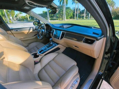 Used 2018 Porsche Macan Turbo image 36