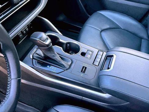 Certified 2021 Toyota Highlander XLE image 16