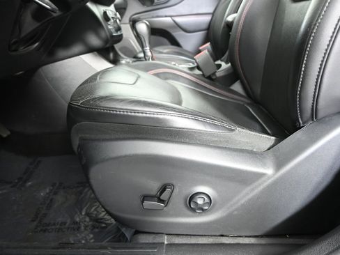 Used 2019 Jeep Cherokee Trailhawk image 22