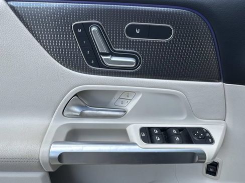 Used 2022 Mercedes-Benz GLB 250 4MATIC image 19