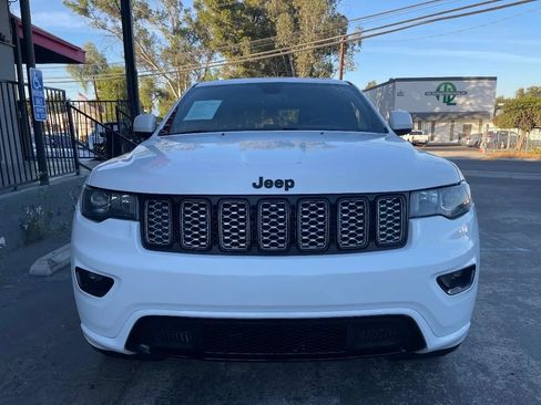 Used 2018 Jeep Grand Cherokee Altitude RWD image 2