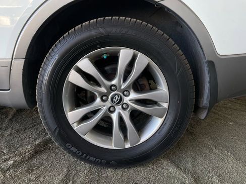 Used 2012 Hyundai Veracruz Limited w/ Entertainment Pkg image 13