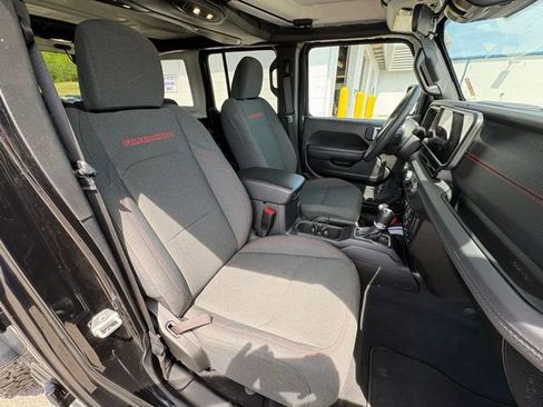 Used 2025 Jeep Wrangler Unlimited Rubicon w/ Convenience Group AWD/4WD image 28