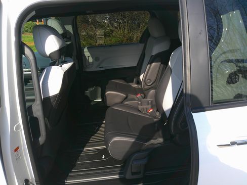 Used 2025 Toyota Sienna XSE image 31