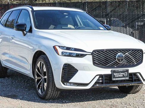 New 2026 Volvo XC60 B5 Plus w/ Climate Package PRO AWD/4WD image 17