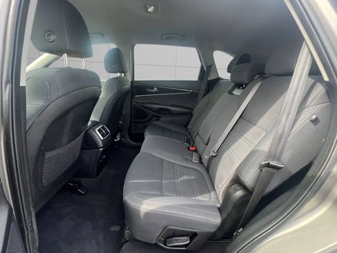 Used 2019 Kia Sorento LX image 12