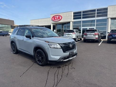 Used 2023 Nissan Pathfinder SL w/ Black Appearance Package AWD/4WD image 4