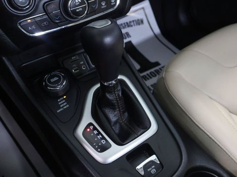 Used 2018 Jeep Cherokee Limited AWD/4WD image 36