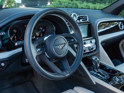 Used 2023 Bentley Bentayga Extended Wheelbase image 26