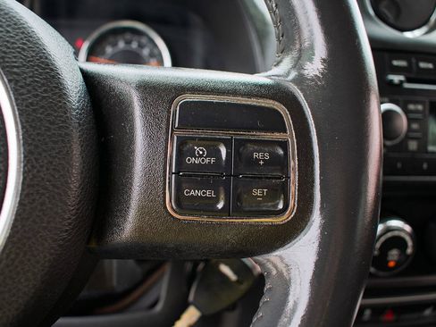 Used 2014 Jeep Compass Latitude FWD image 19