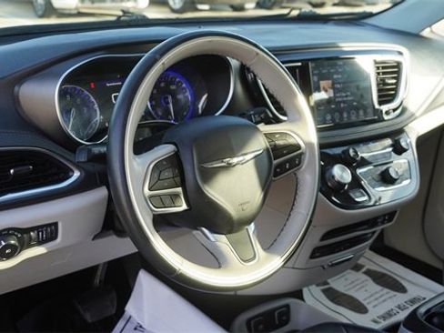 Used 2020 Chrysler Pacifica Limited w/ Tire & Wheel Group image 18
