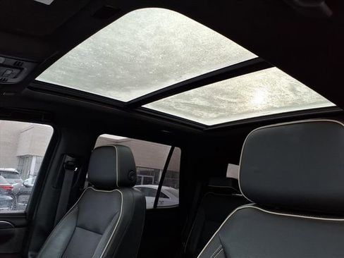 Used 2021 GMC Yukon SLT w/ SLT Premium Package image 15