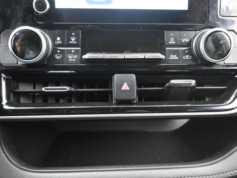 Used 2023 Toyota Highlander LE AWD/4WD image 22