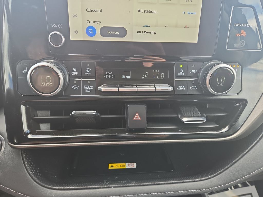 Used 2023 Toyota Highlander XLE AWD/4WD image 11