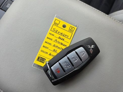 Used 2025 Mitsubishi Outlander SE image 18