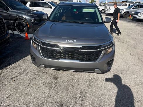 Used 2024 Kia Seltos EX FWD image 2