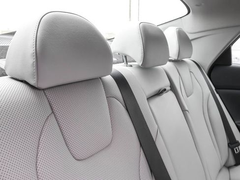 Certified 2025 Hyundai Elantra Limited FWD image 37