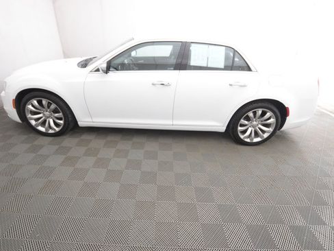 Used 2018 Chrysler 300 Limited image 8