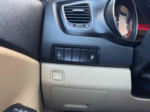 Used 2015 Kia Sedona LX w/ LX Convenience Package FWD image 33