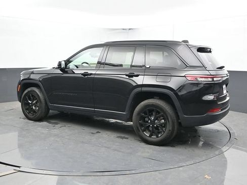 Used 2025 Jeep Grand Cherokee Altitude AWD/4WD image 8